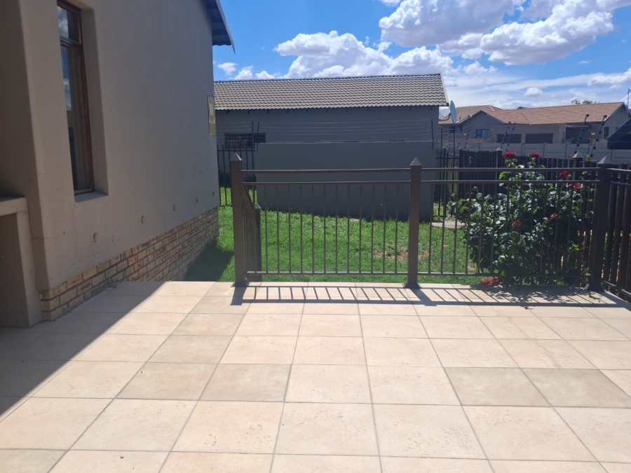 To Let 3 Bedroom Property for Rent in Hillside Free State